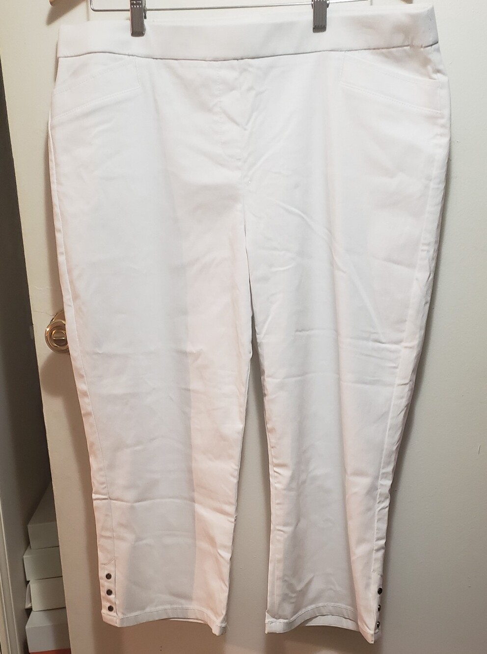 Studio Works White Cropped Mock Button-Hem Pull Up Capris.